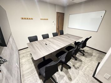 いいオフィス本八幡 8名会議室（Room C）の室内の写真