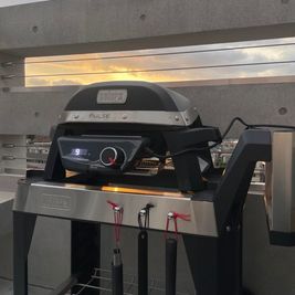 電子グリル「Weber」もお使いいただけます！ - U-make南品川 U-make 屋上　パーティープラン（中人数）の室内の写真