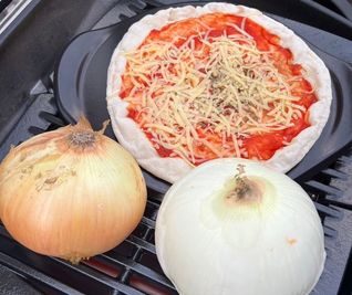 Weberではピザやお肉だけでなく、野菜は丸焼きでいただくことができます！ - U-make南品川 U-make 屋上　パーティープラン（中人数）の室内の写真