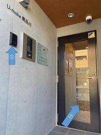 【入室方法】①のキーパットへ暗証番号を入力後＃を押し、②のドアからエントランスに入室する。 - U-make南品川 U-make 屋上　パーティープラン（中人数）の入口の写真