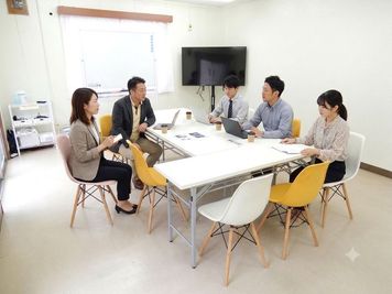 ＜フルーツ会議室 宇都宮駅前＞ 多目的ルームの室内の写真