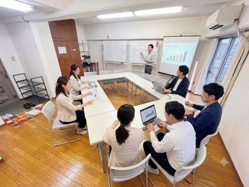 ＜カラフルスペース＞ 会議も出来る多目的スペースの室内の写真