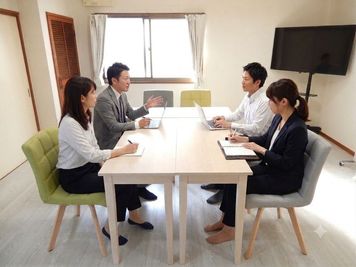 ＜フルーツ会議室 大分駅前＞ 多目的スペースの室内の写真
