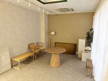 路面店のため、ポップアップなどのイベントにも🎀 - milk studio 日本橋店 ナチュラルモダン🪑🌿【〜10名様】の室内の写真