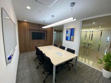 Regus 会議室｜高速Wi-Fi完備の落ち着いたビジネス空間 - リージャス会議室 JR九州那覇ビル