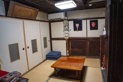 【川越市・百足屋(茶の間)】百年を超える蔵造りカフェの「掘りごたつ」でゆったりとした時間を過ごしませんか?少人数利用がおすすめ! - 百足屋レンタルスペース