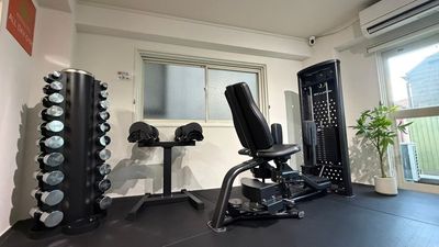 REVOLUONE
アブダクター＆アダクター
 - ALL DAY GYM上野毛 二子玉川エリア上野毛駅3分‼スミス/ラット/アブダクター完備の室内の写真