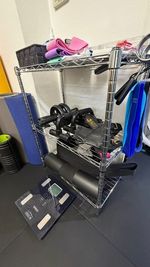 トレーニング備品も充実しております。 - ALL DAY GYM上野毛 二子玉川エリア上野毛駅3分‼スミス/ラット/アブダクター完備の室内の写真