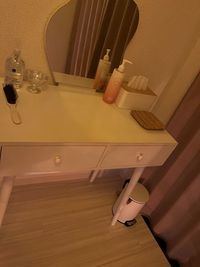 メイク直しなどにドレッサー完備。 - 南森町マッサージ レンタルサロンの室内の写真