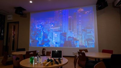 大画面で映画鑑賞も可！ソフトドリンクバー付 - 個室カラオケへそ パーティー向けカラオケルームの設備の写真