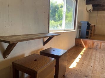 無農薬の庭で土いじり体験。室内は化学物質に配慮し全館浄水を採用。赤ちゃん連れも安心の環境です。 - 一棟貸切古民家 Mikatana （ミカタナ） 親子ヨガ・子連れ教室｜牛窓海水浴場徒歩5分・340㎡・秘密基地の室内の写真