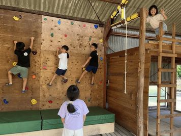 2階のレゴ広場や別棟の秘密基地、ボルダリングなど遊具満載！子連れママ会や家族利用におすすめ。 - 一棟貸切古民家 Mikatana （ミカタナ） 親子ヨガ・子連れ教室｜牛窓海水浴場徒歩5分・340㎡・秘密基地の設備の写真