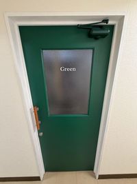 入り口は緑の扉が目印！ - Green Body Maintenance レンタルルーム　Greenの入口の写真