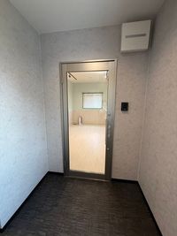 交野市多目的スペース 【オープン価格】交野市レンタル会議室・多目的スペースの入口の写真