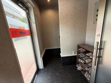 交野市多目的スペース 【オープン価格】交野市レンタル会議室・多目的スペースの入口の写真