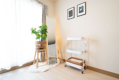 コーナーにスタンドミラーと、スタンドライトを設置 - 武蔵小杉2分完全個室プライベートサロンkaede🌿🍁 マッサージ・施術等に最適！武蔵小杉レンタルサロンKaedeの室内の写真