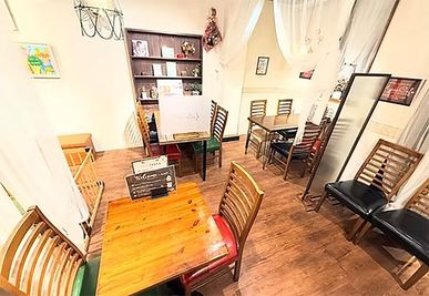 テーブル席　パーティーの際は席数を増やすことができます。 - アヤスカフェ小岩 多目的スペース・レンタルキッチンの室内の写真