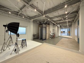 【ベストホスト運営】🏄‍♀️NEW OPEN🏄‍♀️自然光が降り注ぐシロホリ｜プロ機材全て無料で手ぶら撮影 - エフスペ平塚｜湘南エリアの砂浜スタジオ