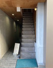 エレベーターはありません。階段でおあがりください。また、手すりがついていないのでお気をつけください。 - イタリアンワインバーフィーロ IHコンロ付き、カウンター7席レンタルスペースの外観の写真