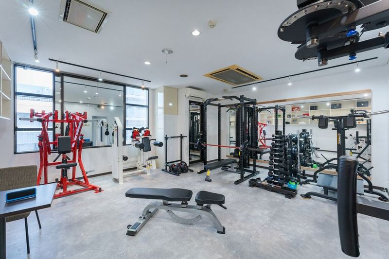【堺筋本町駅徒歩7分】明るい完全個室トレーニングジム即時予約OK - Third place gym 9階