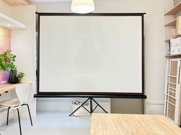 100インチプロジェクタースクリーン - サードスペース虹幸色 nico color お家のように、会社のように使えるレンタルスペース【まるごと利用】の室内の写真