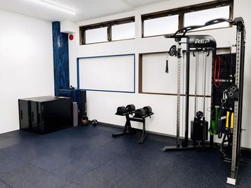 ファンクショナルトレーナー（REP）
可変式ダンベル（2~32kg）
プライオボックス（15,30,45cm） - TRAINING&CARE ACTの室内の写真