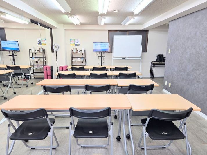 12名着席可能 - Space AKARI板橋駅前店 レンタルスペース　Space AKARI 板橋駅前店の室内の写真