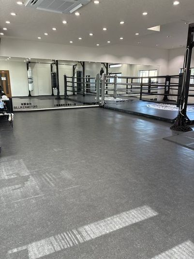 広々としているのでダンスにも最適 - BOXINGFITNESS MARUTAKASPORTS 広々した空間、大きな鏡、ダンスもできるボクシングジム更衣室付きの室内の写真