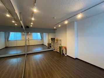 スタジオトマト武蔵新城 【スタジオトマト武蔵新城Dスタジオ】さわやかブルーのスタジオの室内の写真