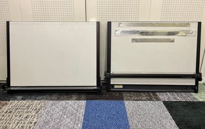 建築資格勉強用に製図板や法令集を常備 - Atelier (アトリエ)の設備の写真