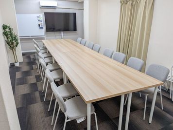 会議、打ち合わせ、交流会、ボードゲームなど幅広い用途にご利用いただけます。 - レンタルスペースオリーブ 小倉店 OLIVE【オリーブ】小倉店　広い・安い・綺麗な会議室の室内の写真