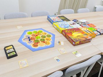 ボードゲーム好きのオーナーがセレクトした、遊び応えのある本格ボードゲーム・マダーミステリーを全17種類ご用意しています。 - レンタルスペースオリーブ 小倉店 OLIVE【オリーブ】小倉店　広い・安い・綺麗な会議室の室内の写真