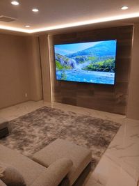 80インチ大型テレビ完備！映画鑑賞や推し活にもオススメ - ヨハクの室内の写真