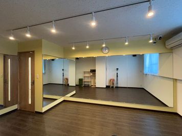 スタジオトマト武蔵新城 【スタジオトマト武蔵新城Cスタジオ】ほんわかイエローのスタジオの室内の写真