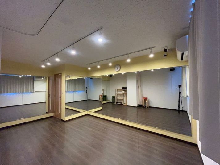 スタジオトマト武蔵新城 【スタジオトマト武蔵新城Cスタジオ】ほんわかイエローのスタジオの室内の写真