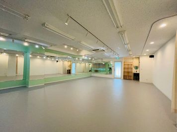 武蔵新城駅徒歩2分!約66㎡の大型スタジオ!二面鏡!リフト用折れ上げ天井部分あり、日の光も入るきれいなスタジオです - スタジオトマト武蔵新城