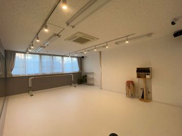 スタジオトマト武蔵新城 【スタジオトマト武蔵新城Bスタジオ】自然光が入る白いスタジオ！の室内の写真