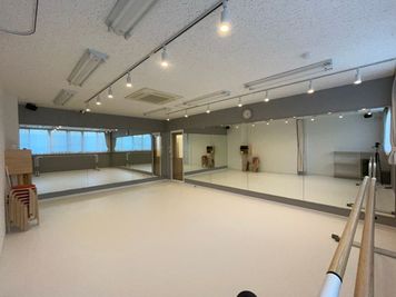 武蔵新城駅徒歩2分!約32㎡の広めスタジオ!二面鏡!ダンスやバレエ、撮影などにも最適です! - スタジオトマト武蔵新城