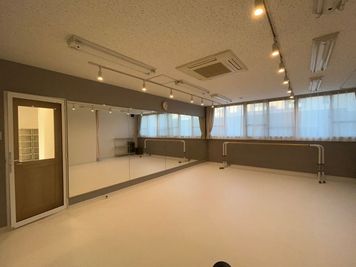 スタジオトマト武蔵新城 【スタジオトマト武蔵新城Bスタジオ】自然光が入る白いスタジオ！の室内の写真