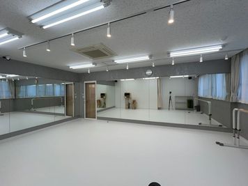 スタジオトマト武蔵新城 【スタジオトマト武蔵新城Bスタジオ】自然光が入る白いスタジオ！の室内の写真