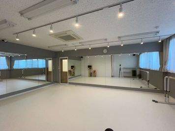 スタジオトマト武蔵新城 【スタジオトマト武蔵新城Bスタジオ】自然光が入る白いスタジオ！の室内の写真