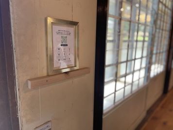 伝統的な縁側で日差しを浴びながらの寝転がったり、ポカポカお茶タイム。古民家ならではの風情あるひとときを。 - 一棟貸切古民家 Mikatana （ミカタナ） 親子ヨガ・子連れ教室｜牛窓海水浴場徒歩5分・340㎡・秘密基地の室内の写真