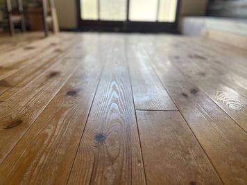 無垢フローリングには天然AUROワックスを使用。木の香りに包まれリラックスできる空間です。 - 一棟貸切古民家 Mikatana （ミカタナ） 親子ヨガ・子連れ教室｜牛窓海水浴場徒歩5分・340㎡・秘密基地の室内の写真