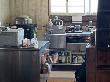 調理器具や食器、調味料が揃うキッチン完備。食材を持ち込んで料理パーティーや出張シェフに最適。 - 一棟貸切古民家 Mikatana （ミカタナ） 親子ヨガ・子連れ教室｜牛窓海水浴場徒歩5分・340㎡・秘密基地の設備の写真