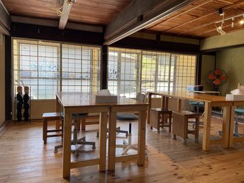 レイアウト自在な折りたたみヒノキ長机5本完備。ワークショップ、会議、セミナーに使える貸しスペース。 - 一棟貸切古民家 Mikatana （ミカタナ） 親子ヨガ・子連れ教室｜牛窓海水浴場徒歩5分・340㎡・秘密基地の室内の写真