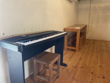 2階フリースペースには電子ピアノやレゴ広場を完備。集中作業や子どもの創作活動に活用できます。 - 一棟貸切古民家 Mikatana （ミカタナ） 親子ヨガ・子連れ教室｜牛窓海水浴場徒歩5分・340㎡・秘密基地の室内の写真