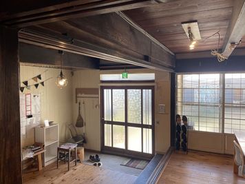 温かい照明と木目が調和する和モダン空間。アットホームなパーティーやイベント撮影に最適です。 - 一棟貸切古民家 Mikatana （ミカタナ） 親子ヨガ・子連れ教室｜牛窓海水浴場徒歩5分・340㎡・秘密基地の室内の写真