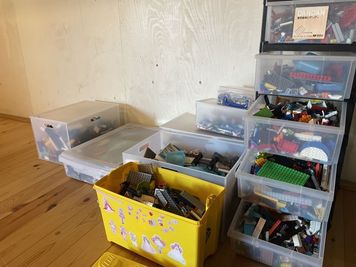 大量のLEGOブロックで遊べる大好評のLEGO広場。子連れイベントでも大人はゆっくり歓談を楽しめます。 - 一棟貸切古民家 Mikatana （ミカタナ） 親子ヨガ・子連れ教室｜牛窓海水浴場徒歩5分・340㎡・秘密基地の設備の写真
