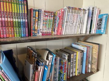 絵本から小説、漫画、参考書、辞書まで揃う本棚コーナー。お子様の読み聞かせや静かな読書タイムにおすすめです。 - 一棟貸切古民家 Mikatana （ミカタナ） 親子ヨガ・子連れ教室｜牛窓海水浴場徒歩5分・340㎡・秘密基地の室内の写真