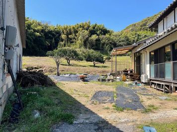 敷地裏には古墳、牛窓天神社やみかん畑が広がる絶景ロケーション。中庭スペースで自然を感じながらBBQを。 - 一棟貸切古民家 Mikatana （ミカタナ） 親子ヨガ・子連れ教室｜牛窓海水浴場徒歩5分・340㎡・秘密基地の外観の写真